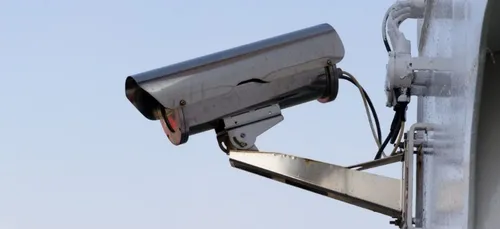 Il simule une chute pour toucher de l'argent,  mais oublie les...