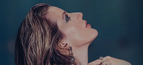 Ellie Goulding parodie Donald Trump dans son nouveau clip (Vidéo)