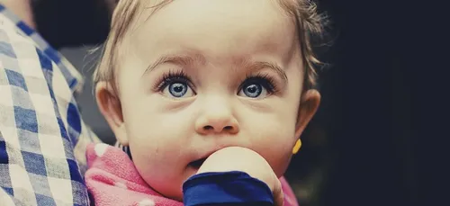 On sait combien vous coûte vraiment votre bébé les trois premières...