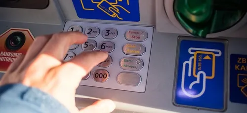 Un voleur rend l'argent à sa victime après avoir vu le solde de son...