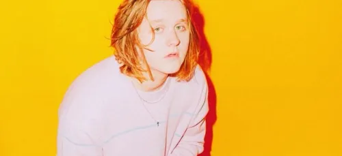 Lewis Capaldi s’invite dans un bar pour inaugurer un cocktail (Vidéo)