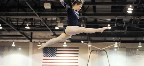 Une gymnaste se casse les deux jambes en pleine compétition ! (vidéo)