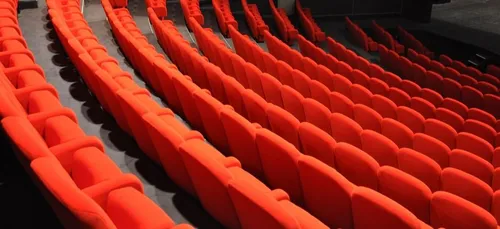 Un humoriste meurt sur scène, le public croit à une blague