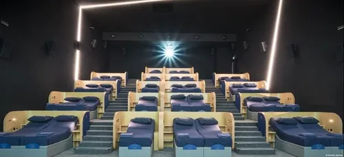 Cinéma : la première salle avec des lits à la place des fauteuils...