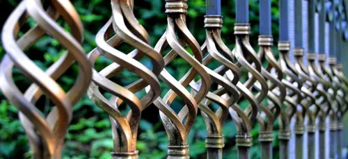 Festival de Cannes : une actrice s'empale en escaladant un portail