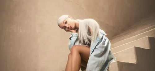 Ariana Grande s’effondre en plein concert (Vidéo)