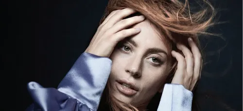Lady Gaga embrasse un homme marié sur scène… (Vidéo)