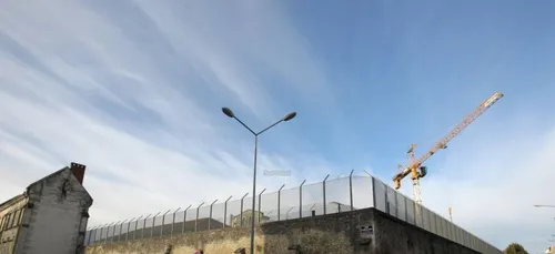 A cheval sur le mur de la prison