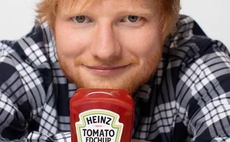 Ed Sheeran dévoile la pub pour son Ketchup Heinz ! (Vidéo)