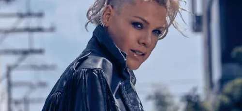 Pink : une femme accouche pendant son concert ! (Photos)