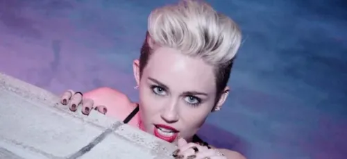 Miley Cyrus tombe en montant dans l'avion et laisse échapper un...