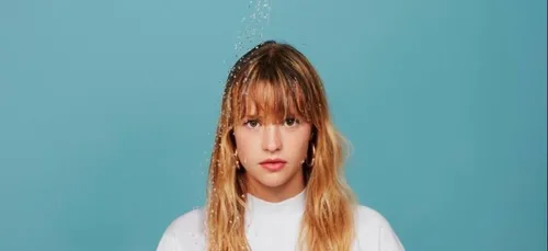 Angèle : sa photo sans maquillage fait réagir les fans ! (photo)