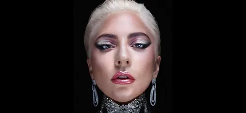 Lady Gaga : la chanteuse surprise en train d'embrasser son nouvel...