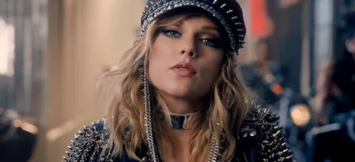 Taylor Swift : la chanteuse apparaît complètement saoule à une...