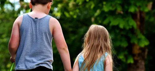 Les enfants avec un grand frère auraient moins de vocabulaire !