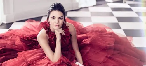 Quand Kendall Jenner embrasse Bella Hadid et affole la toile (vidéo)