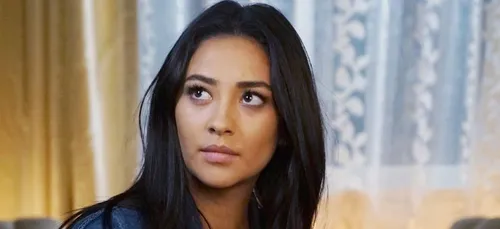 "Pretty Little Liars" : l’actrice Shay Mitchell dévoile son...