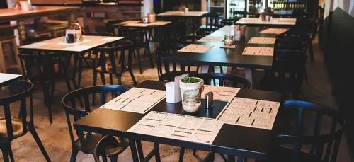 Une femme pensait son petit ami mort… et tombe sur lui au restaurant