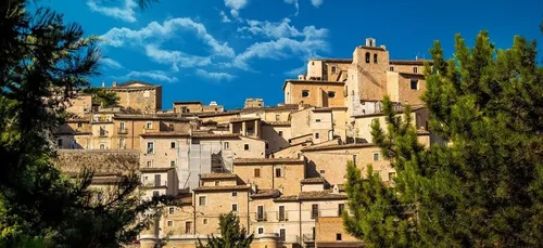 Incroyable mais vrai : un village de Sicile offre des maisons...