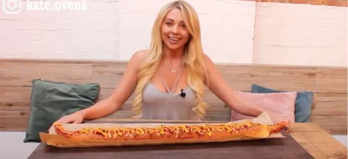 Une blogueuse dévore un hot-dog d’un mètre de long en 25 minutes...