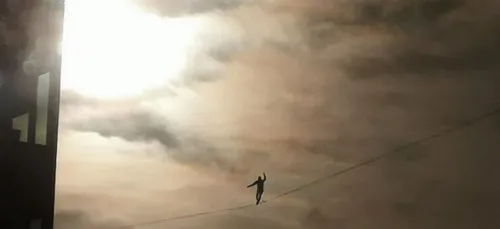 Un funambule marche à 150 mètres du sol entre deux tours de La...