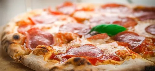 Une adolescente fait semblant de commander une pizza pour sauver sa...