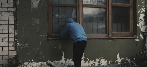 "Il a choisi la mauvaise maison" : une bodybuildeuse de 82 ans se...