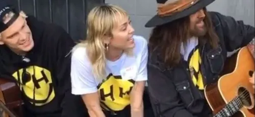 Miley Cyrus chante "Old Town Road" avec son père et Cody Simpson...