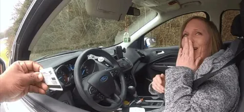 Quand la police distribue des chèques cadeaux à la place des...