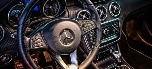 Contraint de balancer sa Mercedes à 300m de hauteur après avoir...