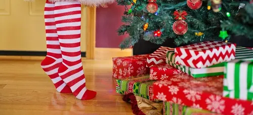 Noël : l’astuce pour envelopper les cadeaux plus facilement (Vidéo)