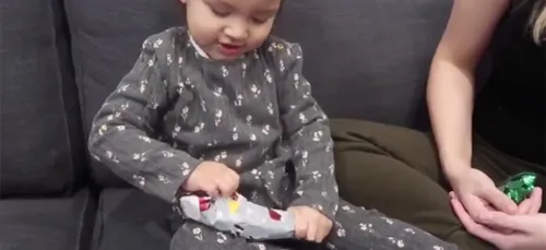 Une fillette reçoit une banane en guise de cadeau, sa réaction vaut...