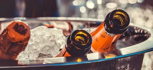 Ivre, il confie sa fille à des inconnus pour le nouvel an, l’oublie...