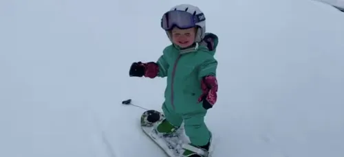 Cette petite fille de 1 an est déjà une pro du snowboard (Vidéo)