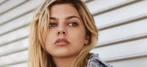 Louane officialise sa grossesse et affiche son baby bump (photos)