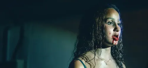 « Vampires » : une première bande-annonce sanglante pour la...