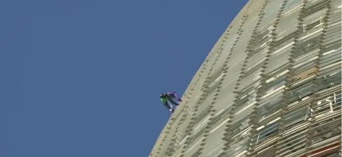 Le "Spider-Man" français escalade un gratte-ciel de 145 mètres et...