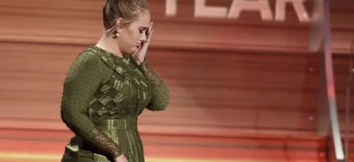 Adele en panique à cause...d'un moustique!