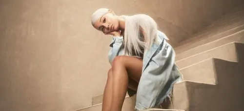 Ariana Grande envoie de l’argent à ses fans impactés par les...