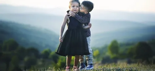 Coronavirus : la bise va-t-elle survivre après le confinement ?