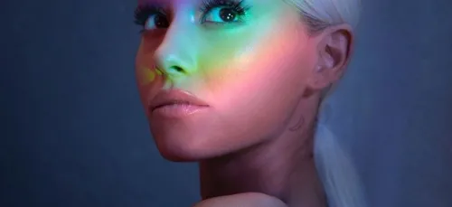 Ariana Grande profite du confinement pour se montrer au naturel et...