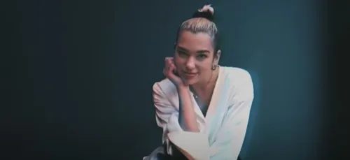 Quand Dua Lipa interprète « Break my heart » en live depuis son...