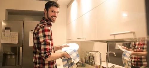 Tâches ménagères en confinement : messieurs, vous êtes moins actifs...