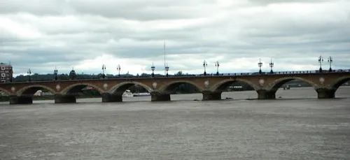 Un homme tombe dans la Garonne à Bordeaux