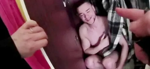 Quand la police arrête un voleur en sous-vêtements dans un placard...