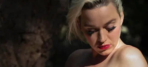 Katy Perry dévoile son nombril déformé pour montrer la réalité de...