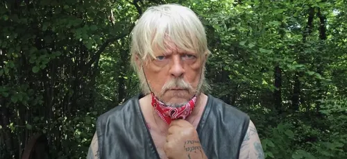 Renaud défend le professeur Raoult dans une chanson sur le Covid-19...
