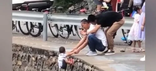 Il décide de suspendre son fils dans le vide pour une simple photo...