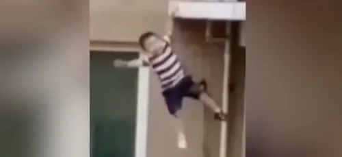 Il rattrape in extremis un enfant tombé du 4ème étage d'un immeuble...