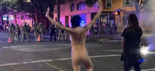 "Naked Athena" : une mystérieuse manifestante s’affiche nue face...